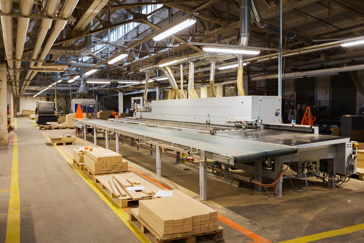 chipboards on conveyer at furniture factory Maschinenbau Holzindustrie